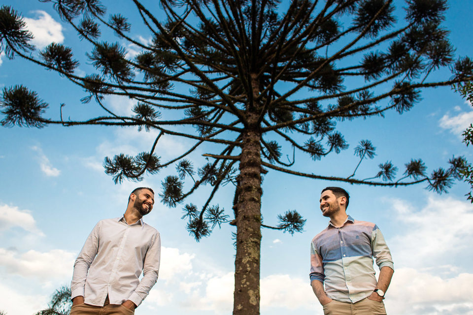 Ensaio de casal homoafetivo ao ar livre